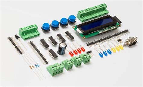 Diverse elektronische componenten voor televisies, zoals printplaten, voedingen en LED-strips.