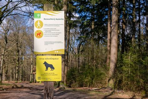 waarschuwingsbord met informatie over aanlijnplicht voor honden