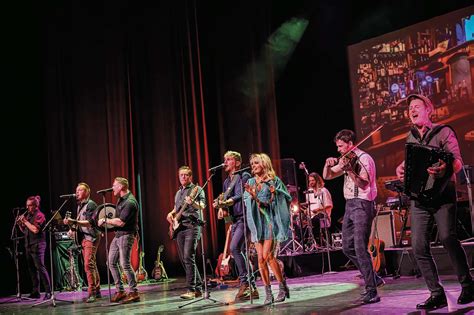 Een groep jonge vrouwen treedt op met een a capella optreden, de Barden Bella's in Pitch Perfect 3