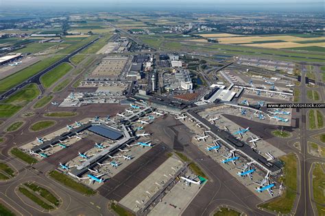 Luchtfoto van Schiphol Airport met de terminal en landingsbanen