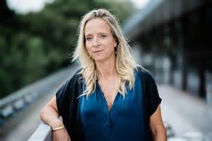 Foto van Floortje Dessing in een reisomgeving