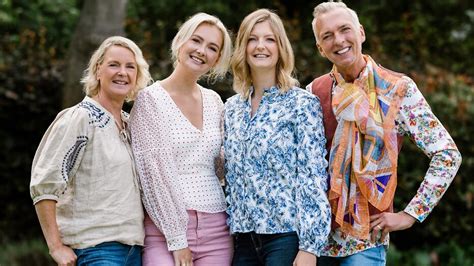 Illustratie van het gezin Meiland dat samen geniet van een maaltijd, symboliseert de hereniging en de nadruk op familiewaarden.