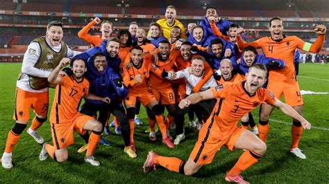 Een afbeelding van het Marokkaans U20 voetbalteam dat juicht na een overwinning.