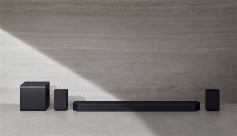 Verschillende modellen Samsung soundbars in diverse kleuren en plaatsingen.