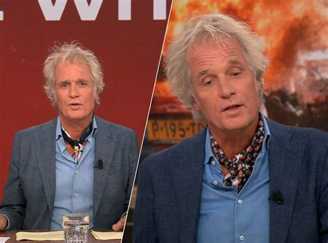Foto van Jeroen Pauw tijdens een televisie-uitzending.