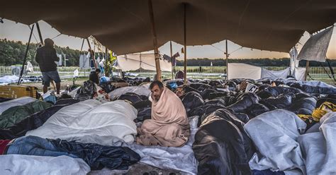 illustratie van overvolle tenten en slechte sanitaire voorzieningen in kamp Moria