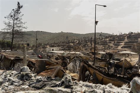 dronebeelden van de verwoeste resten van kamp Moria na de branden