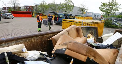 een stapel afgedankte meubels in een container