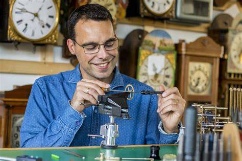 De hoofdpersoon Hank Galliston, omringd door antieke klokken in zijn vrouw's winkel.