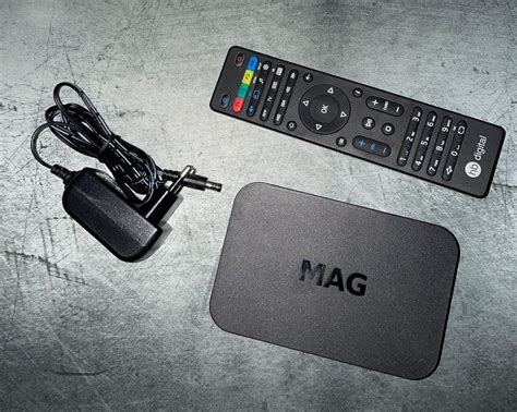 Visuele weergave van de Infomir MAG 254 set-top box, met focus op het compacte design en de aansluitingen.