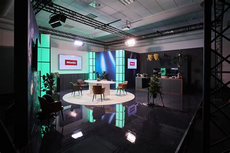 Een sfeerbeeld van een moderne televisiestudio, klaar voor een talkshow-opname.