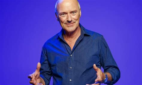 Foto van Lex Bohlmeijer die champagne ontvangt ter ere van zijn 1000e uitzending.