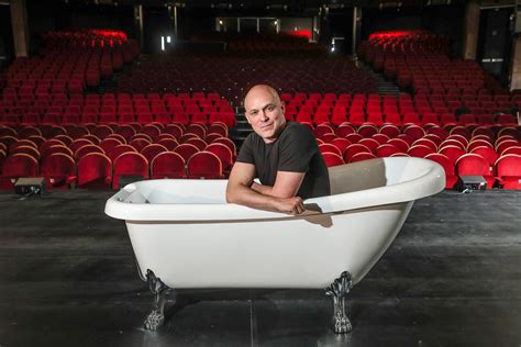 Philippe Geubels op het podium tijdens een voorstelling