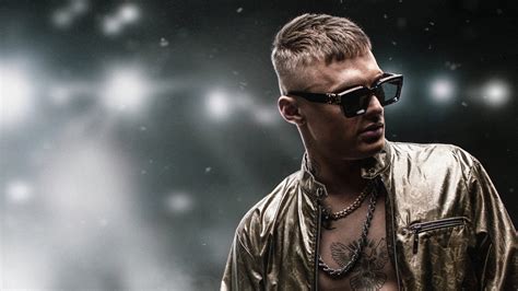 Jonas Smulders in een scène uit Forever Rich, met tatoeages en opvallende sieraden.