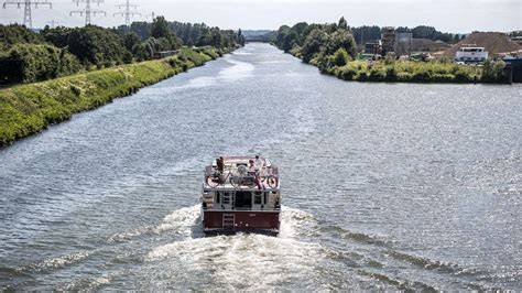 Een kaart met mogelijke vaarroutes en aanlegplekken langs de Maas.