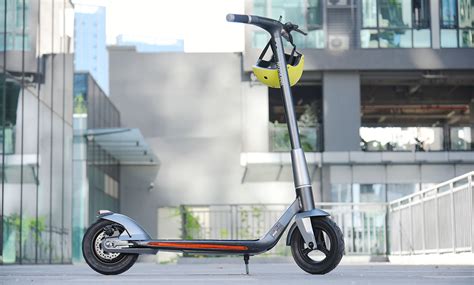 Illustratie van verschillende soorten elektrische steps, van klassieke modellen tot deelsteps.