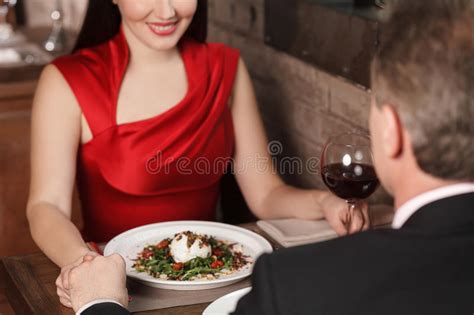 Een stel dat aan het daten is in een restaurant