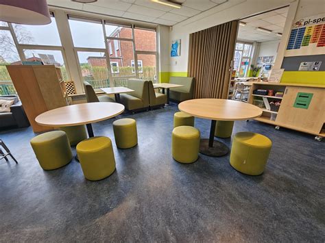 Een afbeelding van AnnaLynne McCord als Liza, met een uitdagende blik.