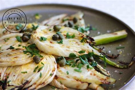 Gegrilde venkelparten op een barbecue