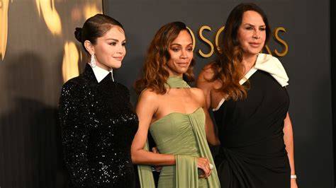 Portretfoto's van Zoë Saldana, Karla Sofía Gascón en Selena Gomez.