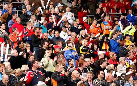Stadion met veel publiek tijdens een voetbalwedstrijd