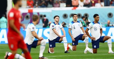 Spelers van Engeland en Zwitserland in duel