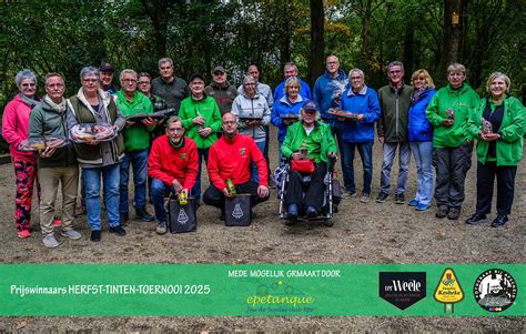 Groepsfoto van deelnemende BN'ers aan de Elfstedenzwemtocht