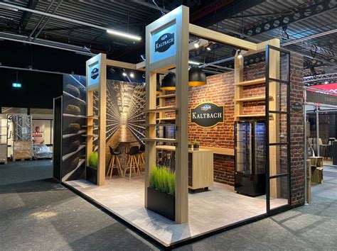 Een 5000 lumen beamer in gebruik op een beursstand, met een helder en groot beeld.