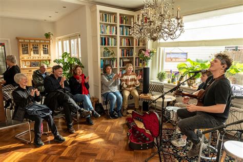 Foto van een intiem optreden in een huiskamer tijdens Gluren bij de Buren.
