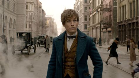 Een collage van personages uit Fantastic Beasts and Where to Find Them, met Newt Scamander in het midden.