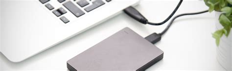 Voorbeeld van verschillende digitale opslagmedia: USB-stick, externe harde schijf, DVD