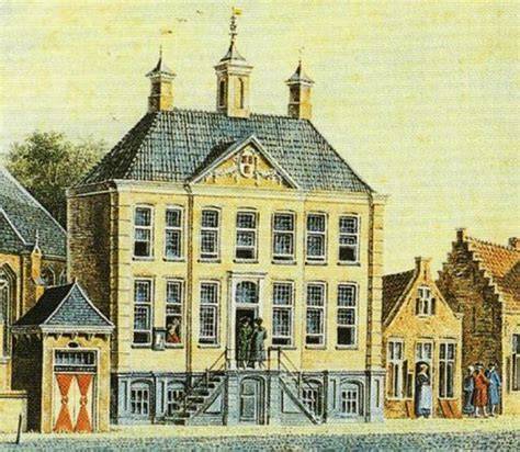 Ansichtkaart van het Raadhuis te Almkerk, gelegen boven een herberg.