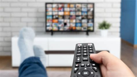Collage van verschillende apparaten voor tv-kijken op vakantie: smartphone met app, tablet, laptop, satellietontvanger.