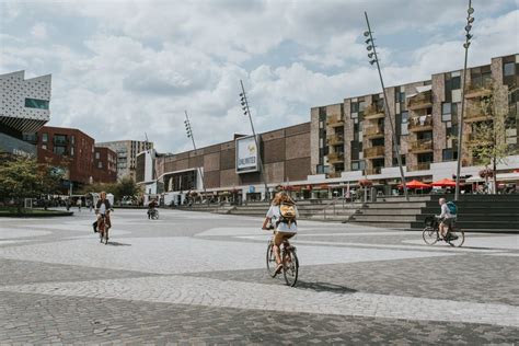 Moderne architectuur van Pathé Amersfoort aan het Eemplein, met een opvallende combinatie van hoeken.