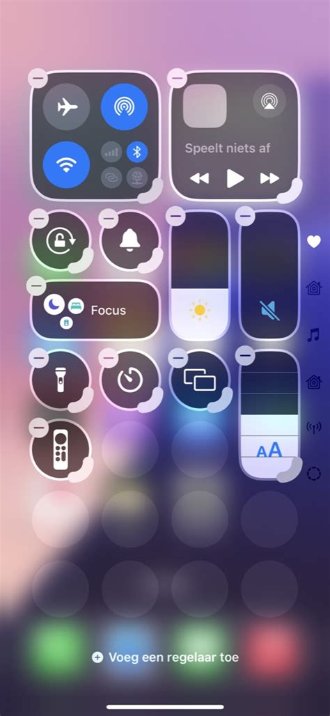 Screenshot van het Bedieningspaneel op een iPhone met de muziekbediening en de optie om audio te delen met andere apparaten.