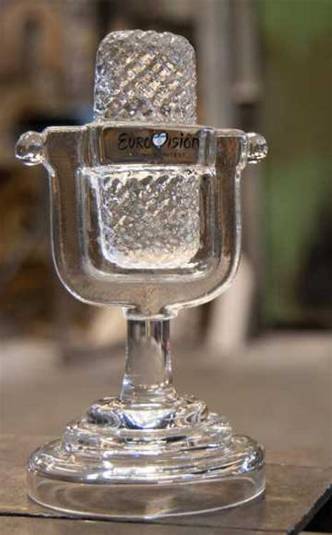 Illustratie van Duncan Laurence die de trofee van het Eurovisie Songfestival omhoog houdt.