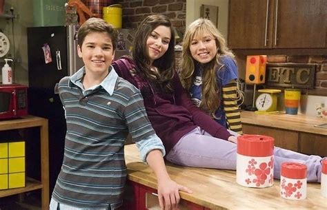 Hoofdpersonages van de televisieserie, v.l.n.r.: Carly Shay, Sam Puckett, Freddie Benson, Spencer Shay, Gibby Gibson.