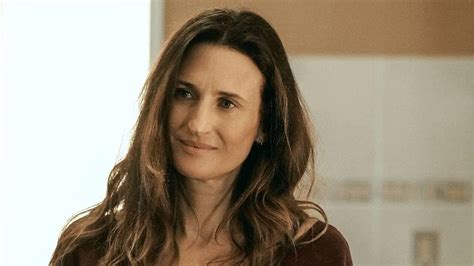 Camille Cottin als Andréa Martel in een scène uit Call My Agent!