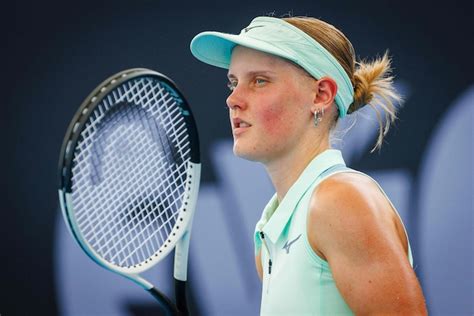 Foto van Suzan Lamens die na de wedstrijd moegestreden neerploft op haar bank.