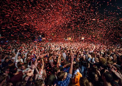 Illustratie van Martin Garrix die optreedt voor een groot publiek