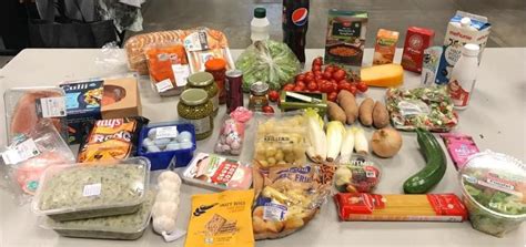 illustratie van een voedselpakket met diverse producten