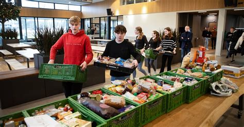 foto van groene kratten gevuld met donaties