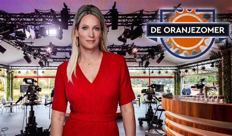 Hélène Hendriks en het team van De Oranjezomer op het strand van Curaçao