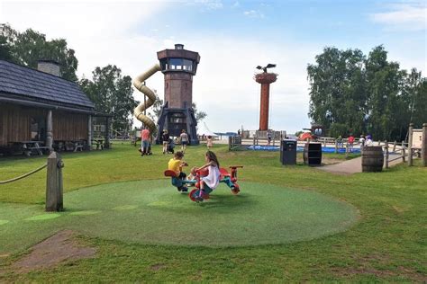 Landschap van Speelpark Oud Valkeveen met veel groen en speeltoestellen