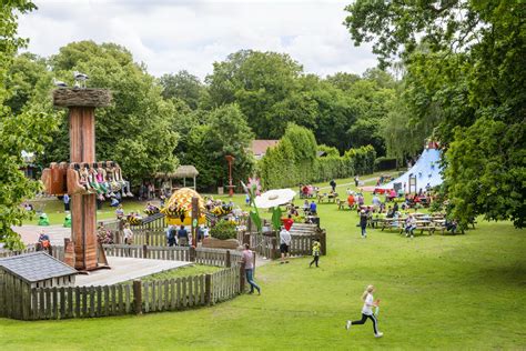 Kinderen spelen op een zandbak speeltoestel in Speelpark Oud Valkeveen
