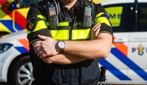 Illustratie van een politieagent met een bezorgde uitdrukking, symbolisch voor de mentale impact van het werk.