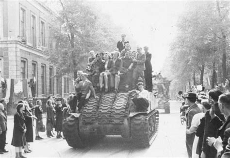 Illustratie van vrouwen die publiekelijk worden vernederd na de Tweede Wereldoorlog.