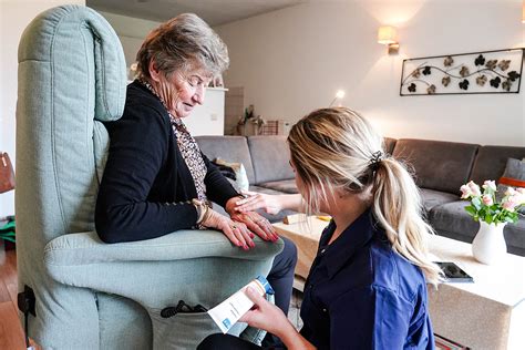 Schema dat de overgang van verpleeghuiszorg naar thuiszorg illustreert