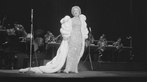 Foto van Marlene Dietrich tijdens een optreden