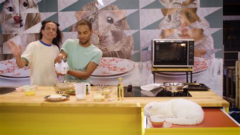 De presentatoren Diederik Kreike en Ayrton Fraenk in de keuken, omringd door huisdieren.